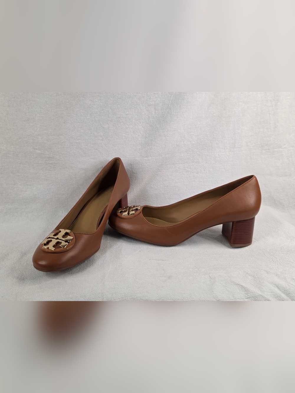 Tory Burch Tan Leather Gigi Block Heel Pumps Gold Double T Logo Size 9.5 - Picture 7 of 10